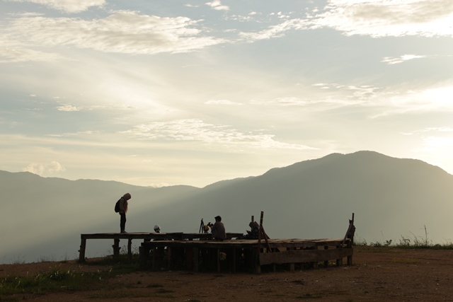 Puncak bukitnya berupa tanah datar yang luas seukuran lapangan bola, terdapat panggung juga.
