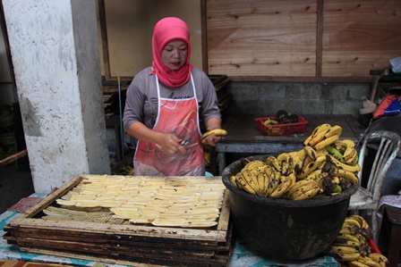 Bahan utamanya adalah pisang ambon yang sudah matang, kemudian kulit pisang dikupas lalu pisang diiris tipis memanjang