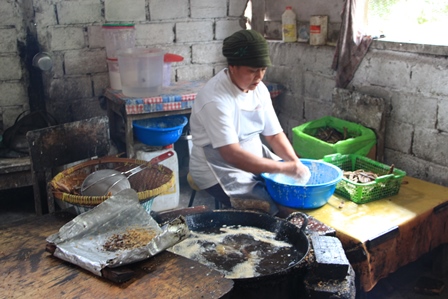 Setelah irisan pisangnya kering kemudian campurkan dengan adonan yang merupakan campuran antara tepung beras dan terigu. Lalu goreng