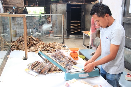 Sale pisang yang sudah selesai proses pembuatannya kemudian di bungkus ke dalam plastik untuk dijual