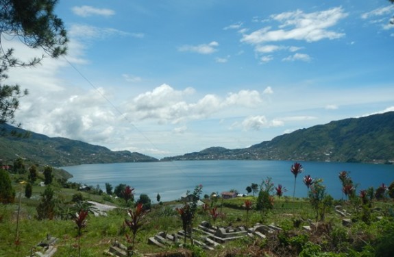 Mencoba mencari tepian Danau DIbawah, malah bertemu kuburan