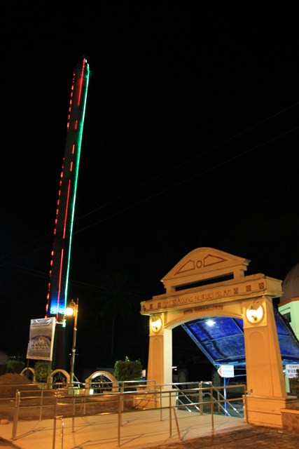 Menara Masjid Agung Nurul Iman di malam hari yang terlihat cantik dengan lampu - lampu hiasnya yang berpendaran