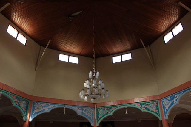 ewat kontruksi kubah yang cermat, sinar matahari dapat menerangi seluruh ruangan secara merata