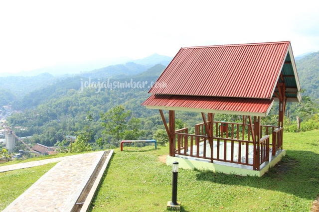 Pondok - pondok di Puncak Cemara Sawahlunto, asik buat bersantai