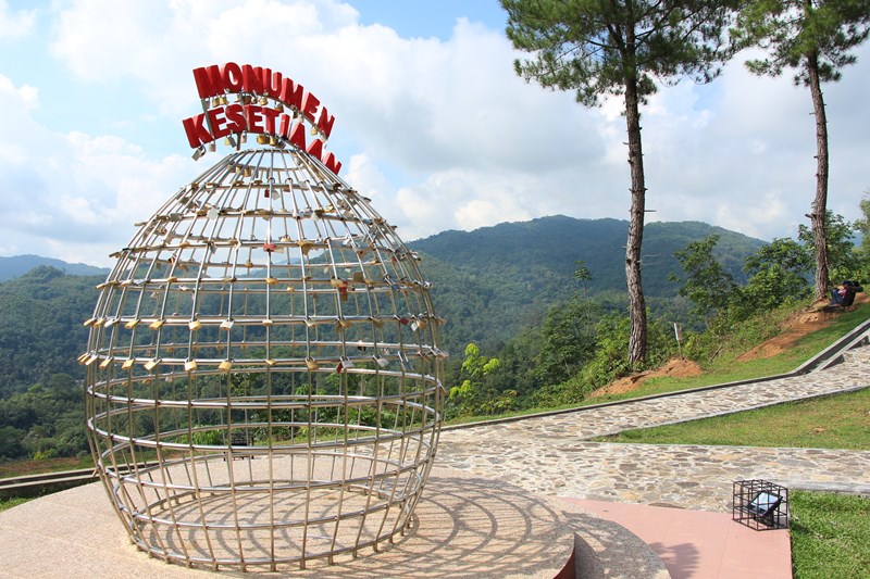 Yang ini agak kekinian, monumen kesetiaan, kalo gag setia kurungin aja di dalam monumennya, hehe..