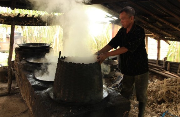 Saat air tebu telah mendidih, diatas wajan diberi alat semacam keranjang