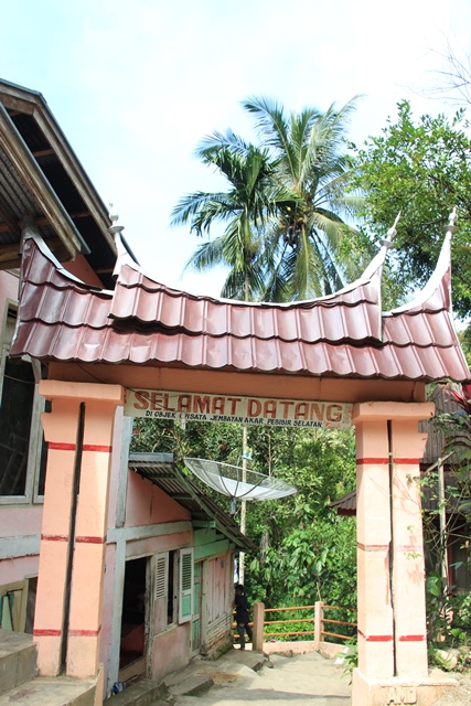 Pintu masuk Jembatan Akar Bayang