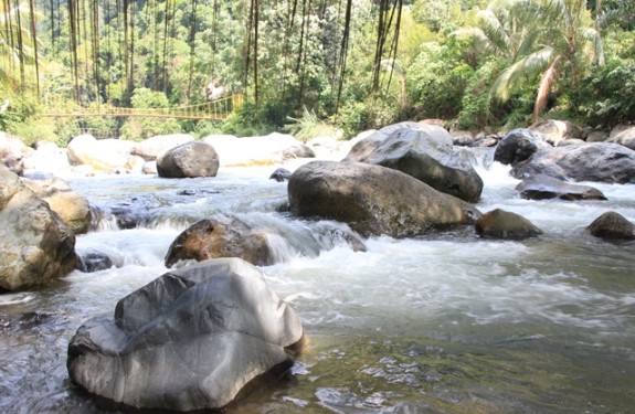 Sungai Bayang yang mengalir deras dan berbatu