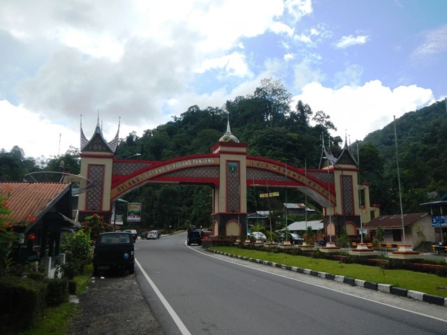 Gapura Selamat Datang di Kota Padang Panjang