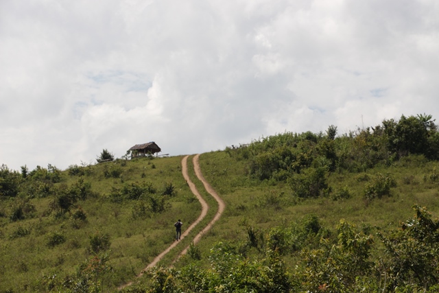 Untuk menuju ke sungai, kita harus menuruni bukit yang gersang ini, gag ada pohon tempat berteduh