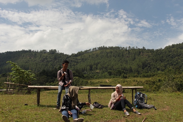 Tepar habis jalan menanjak disertai dengan panas matahari yang menyengat