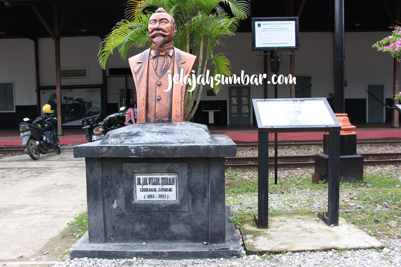 halaman depan museum kereta api sawahlunto