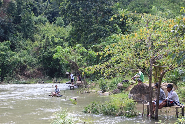 Warga lokal sedang memancing ikan