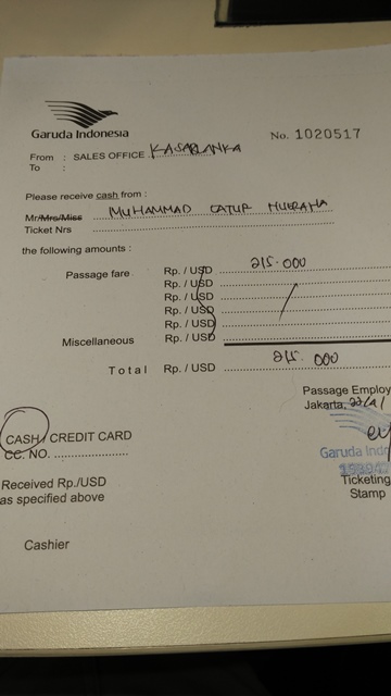 Bayar sejumlah uang untuk airfare, tax