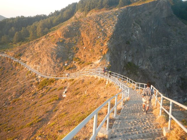 Anak tangga yang harus dilalui saat menuju Puncak Gunung Kelimutu