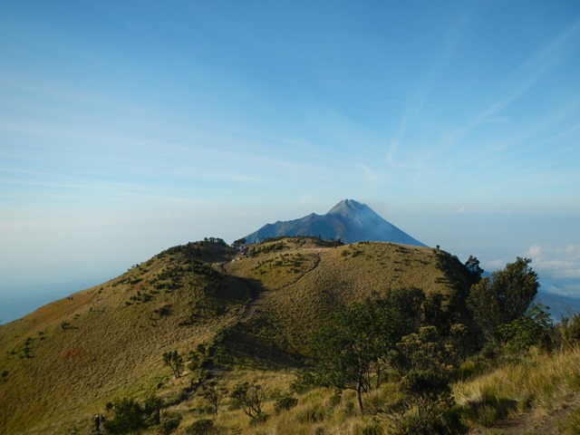 Gunung Merapi mengintip Gunung Merbabu