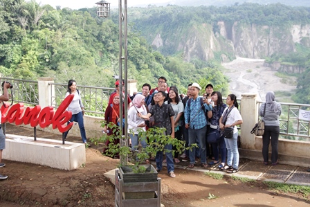 Foto groufie dengan latar Ngarai Sianok