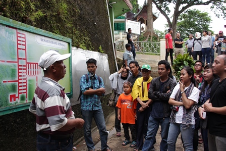 Bapak Maizar sebagai pemandu kami saat menelusuri Lobang Jepang