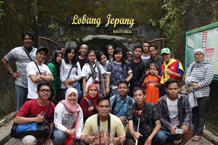 Foto bersama di depan pintu masuk Lobang Jepang Bukittinggi
