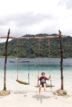 Ayunan di Pulau Pasumpahan, salah satu spot yang biasa dijadikan tempat untuk berfoto bersama pasangan, jomblo? gag masalah, gag ada larangannya