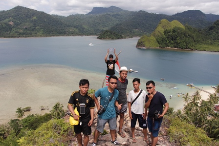 Para bujang di puncak bukit Pulau Pasumpahan