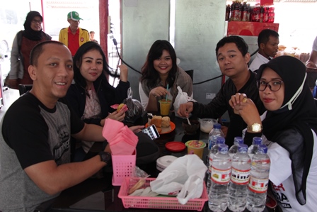 Antagonis genk sedang mencicipi olahan jagung dan kopi kawa daun