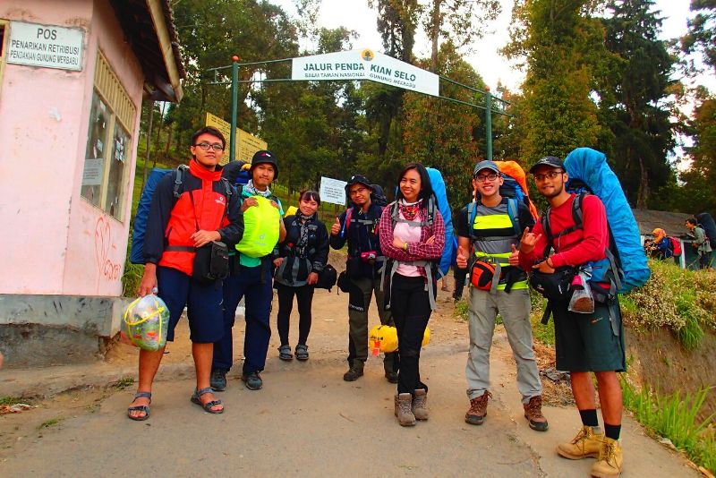 Foto di depan gapura Jalur Selo, photo taken by Flo