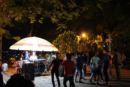 Dangdut gerobak dengan para penggemarnya, joget terus sampai capek