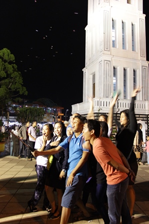 Groufie dengan latar Jam Gadang habis itu pada mencar - mencar