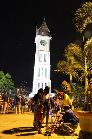 Penjual dan pembeli di sekitaran taman Jam Gadang
