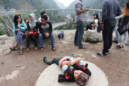 Bang.. bang.. Fotoin adek