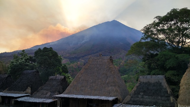 Kampung Adat Bena berada di kaki Gunung Inerie sehingga udara disini sangat sejuk