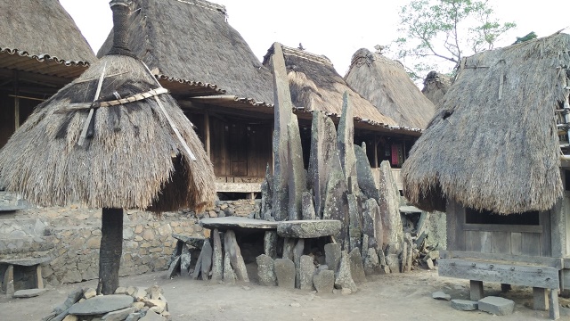 Tumpukan batu yang merupakan makam leluhur di Kampung Adat Bena