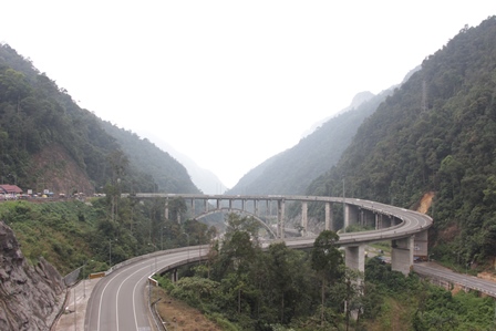 Terdapat spot untuk berhenti dan melihat keindahan yang merupakan perpaduan antara kemegahan kontruksi jembatan dengan keindahan alam bumi Ranah Minang