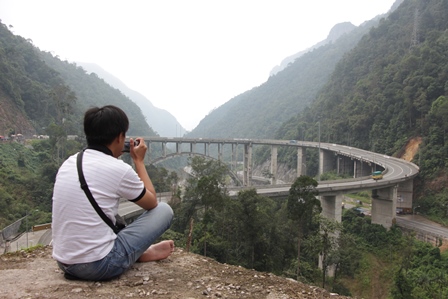 Mau foto kayak gini juga ga? Hubungi kami ya, lho.. malah ngiklan