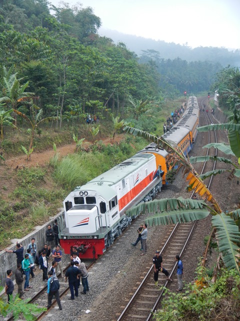 Kereta Jaka Tingkir mogok di antara perbatasan Banyumas dan Brebes