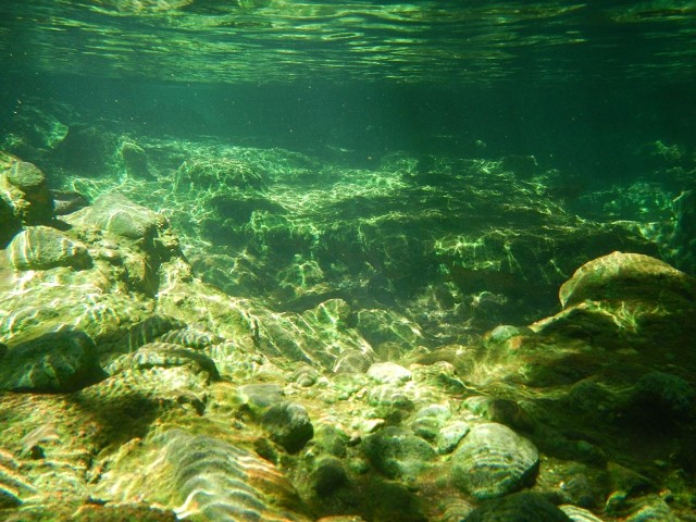 Kolam ini memiliki kedalaman setinggi pinggang orang dewasa, berendam disini bisa menghilangkan rasa lelah