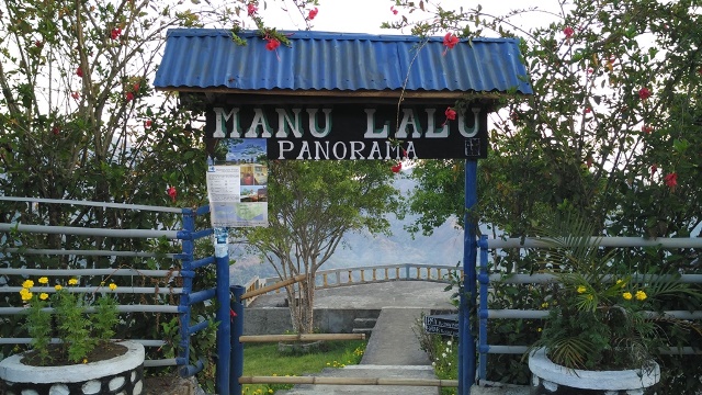 Pintu masuk Panorama Manulalu yang dihiasi oleh bunga - bunga
