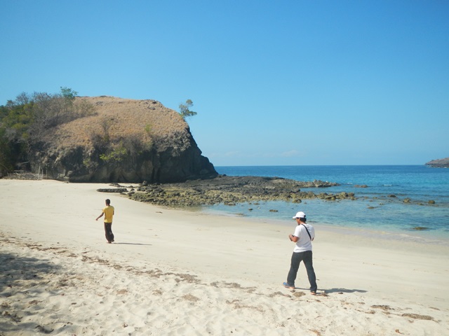 Hanya kami saja saat itu sehingga Pantai Koka serasa milik pribadi