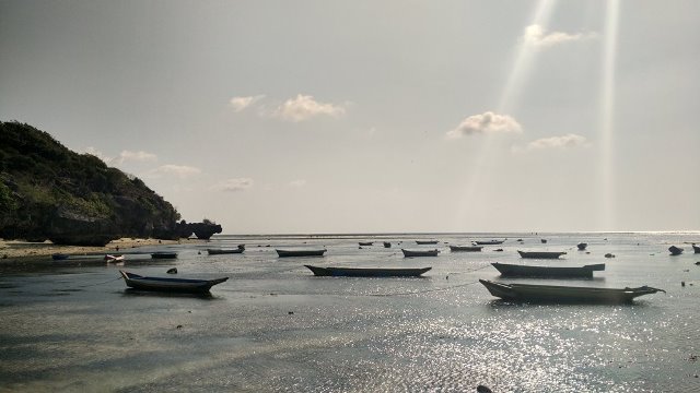 Pantai Oengaut yang merupakan tempat budidaya rumput laut bagi masyarakat sekitar