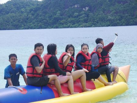 Antagonis genk menolak orang lain ikut bermain banana boat bersamanya.