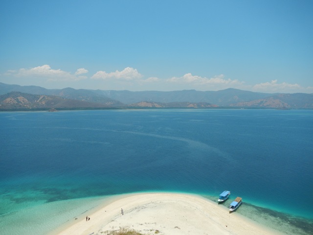 Pemandangan di puncak bukit Pulau Rutong, nampak kapal yang membawa wisatawan kesini masih sepi berbeda dengan Belitung yang sangat ramai seperti yang ditunjukan foto dibawah ini