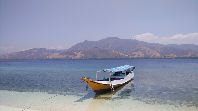 Jernihnya air menjadikan kapal yang sedang menepi nampak seperti melayang