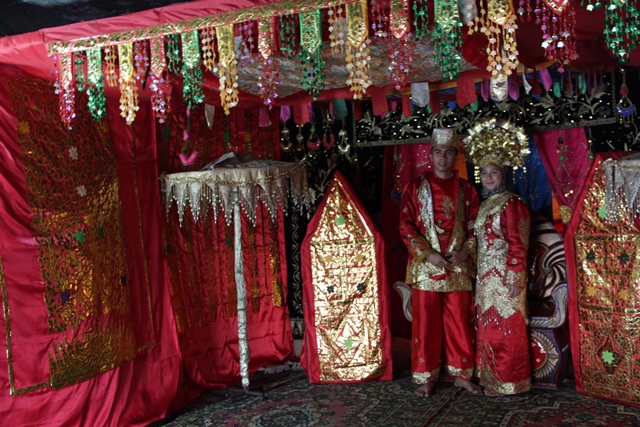 Kalau sudah mengenakan pakaian adat khas Minang dijamin kadar kegantengan atau kecantikan kamu akan bertambah