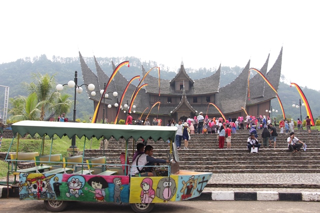 Naik kereta kelinci keliling istana Pagaruyung biar ga capek