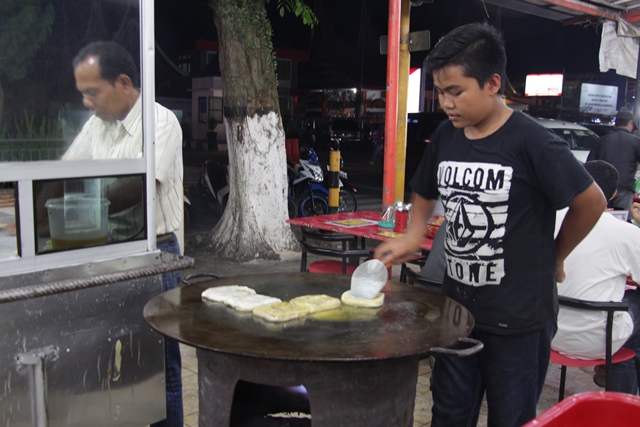 Setelah adonan selesai dibuat lalu goreng diatas wajan datar