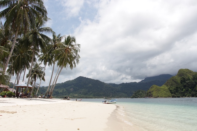 Pulau Pasumpahan diselimuti oleh milyaran pasir putih yang halus banget
