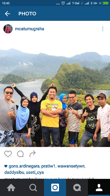 Di Pulau Pasumpahan kita masih mendapatkan sinyal, jadi bisa langsung upload foto liburan mu disini