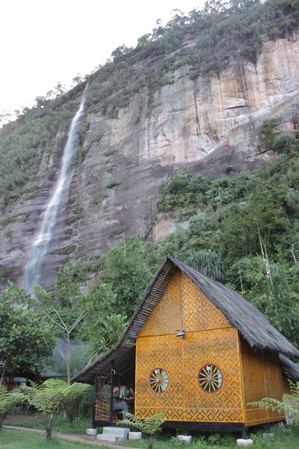 Pada bagian belakang Abdi homestay terdapat tebing tinggi yang dihiasi oleh air terjun yang indah
