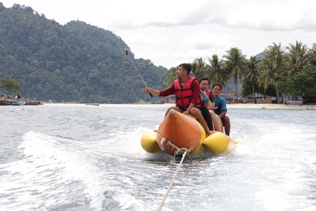 Seru - seruan dengan banana boat